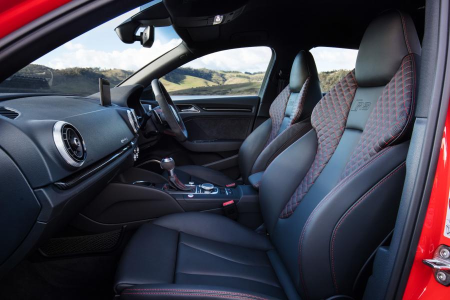 Интерьер Audi RS3 Sedan (8V) 2017 года  (AU) (фото 16 из 37)